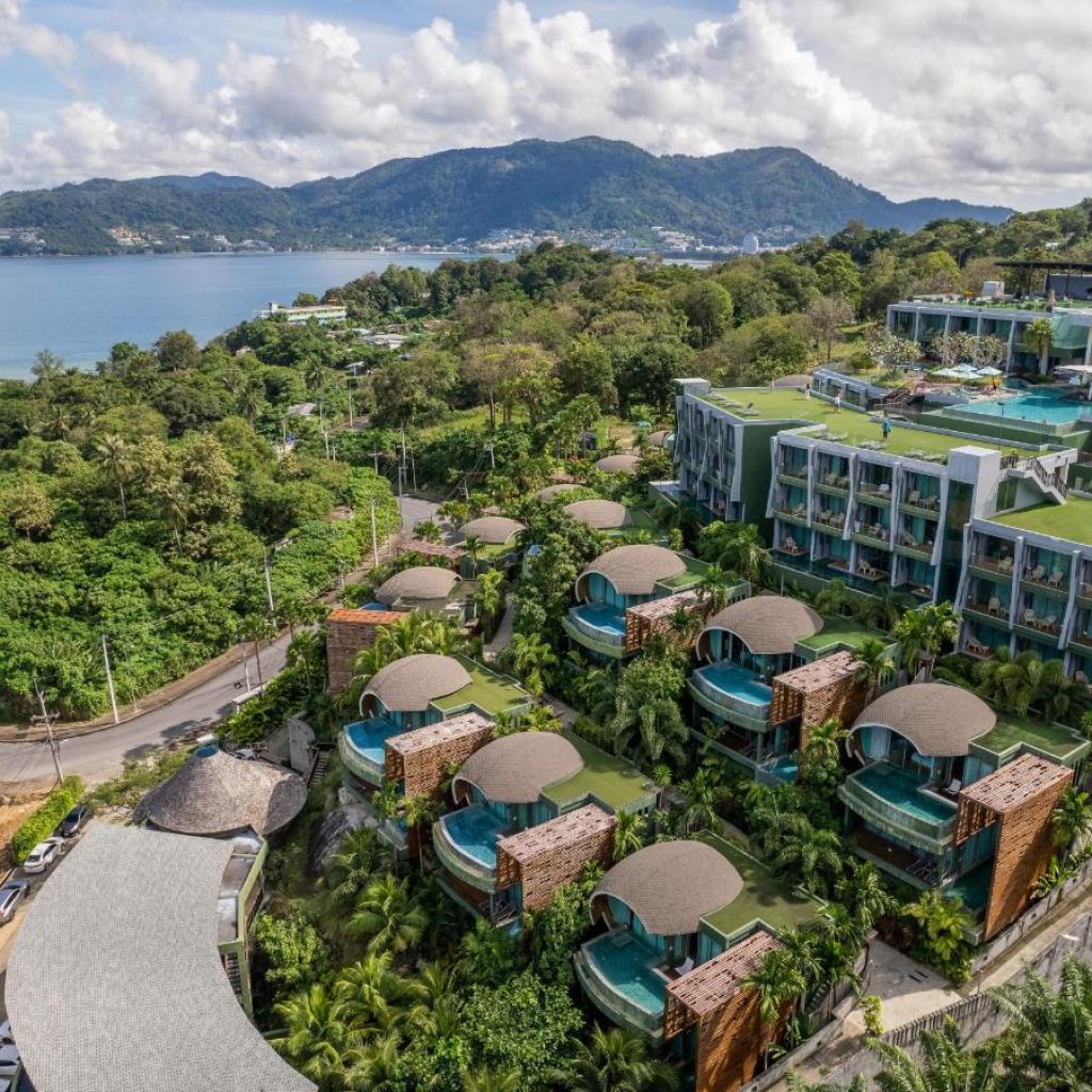 هتل کرست ریزورت 🛎️ | Crest Resort & Pool Villas