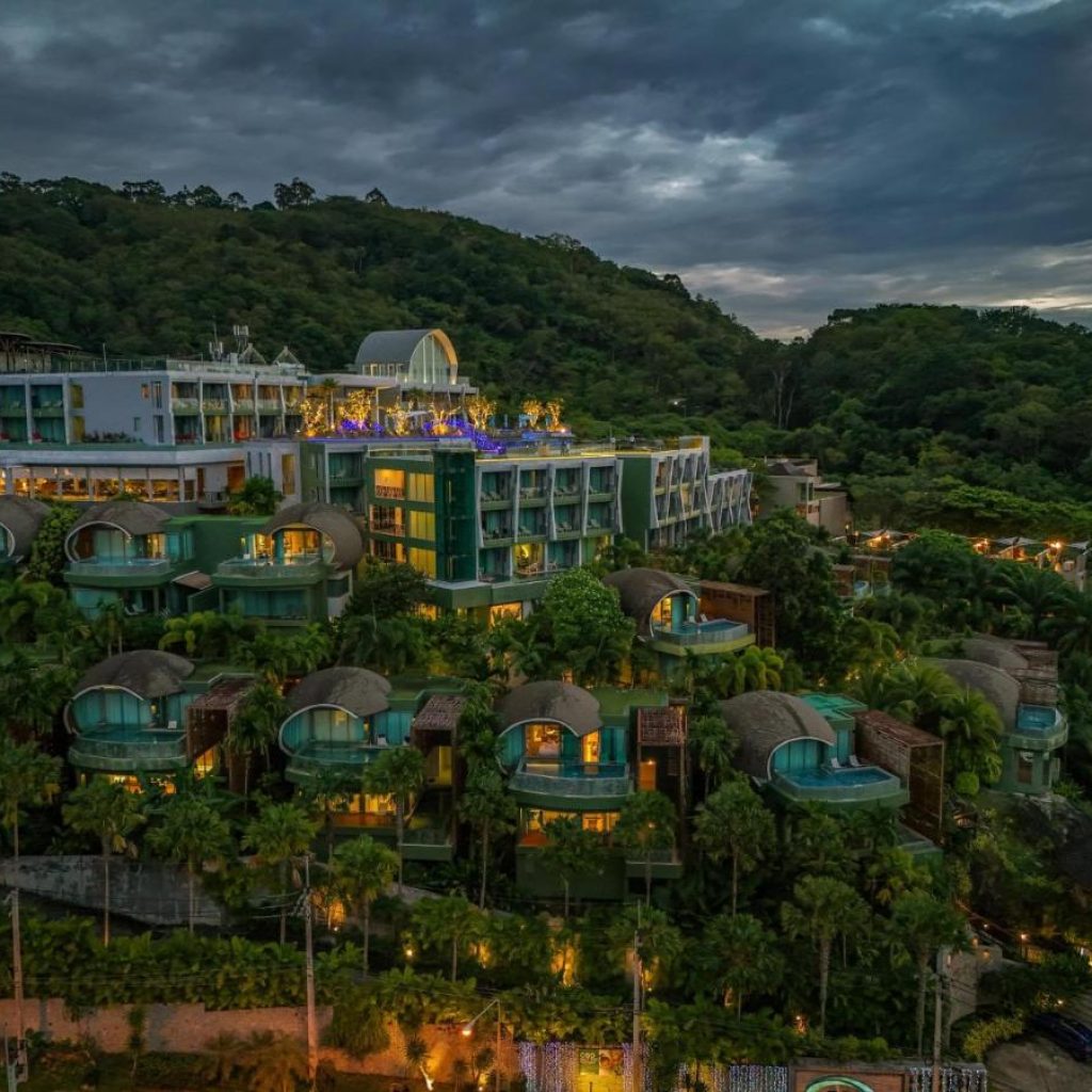 هتل کرست ریزورت 🛎️ | Crest Resort & Pool Villas