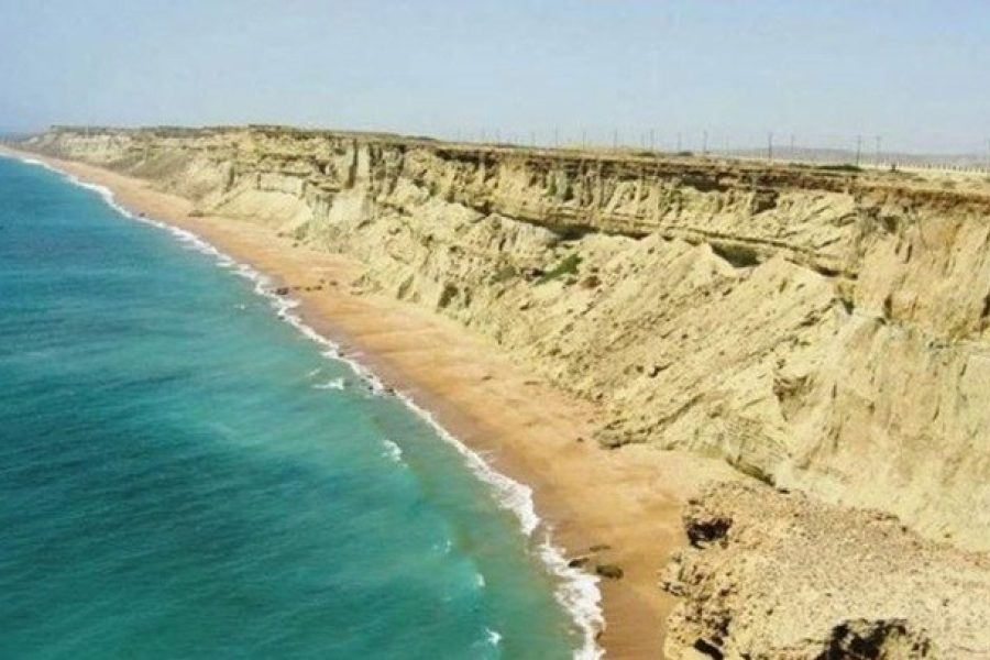 ساحل صخره‌ای چابهار: نمایشی از قدرت طبیعت