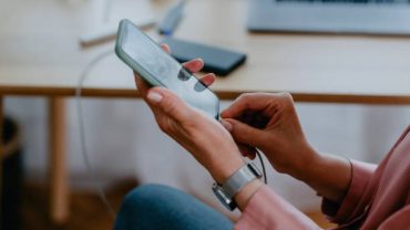 راهنمای جامع انتخاب پاوربانک مناسب سفر هر آنچه باید بدانید