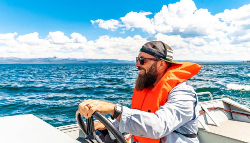 قوانین ایمنی در سفرهای دریایی: راهنمای کامل برای تعطیلاتی آرام و بدون خطر