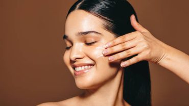 راهنمای کامل لوازم شخصی و مراقبت پوست در سفر برای هر مقصد گردشگری