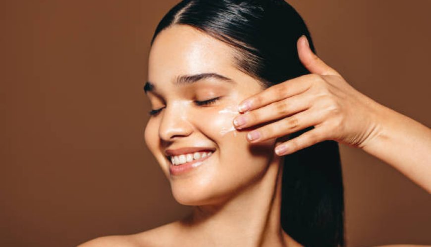 راهنمای کامل لوازم شخصی و مراقبت پوست در سفر برای هر مقصد گردشگری