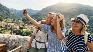 ترفندهای کاربردی برای ایرانگردی سالمندان سفری بی‌دغدغه و ایمن