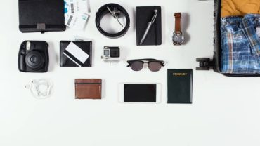 کامل‌ترین راهنمای انتخاب لوازم نگهداری لباس و کفش در چمدان