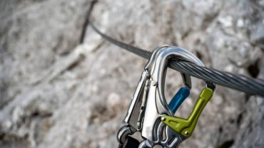 راهنمای کامل ابزارهای لازم برای کوه‌نوردی ایمن و لذت‌بخش