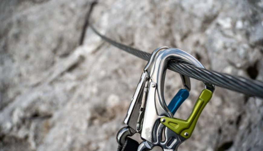 راهنمای کامل ابزارهای لازم برای کوه‌نوردی ایمن و لذت‌بخش